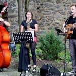 Live-Auftritt mit Instrumenten im Freien