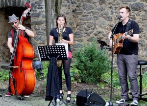 Live-Auftritt mit Instrumenten im Freien