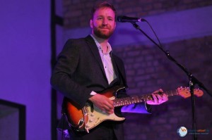 Bandmitglied mit Gitarre